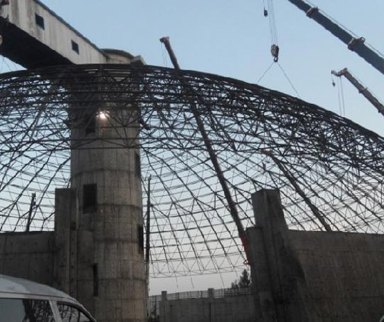 丽江网架分条或分块安装法